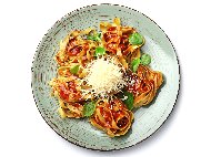 Талиатели със сос Неаполитана с домати, чесън, лук, босилек и сирене Пармезан